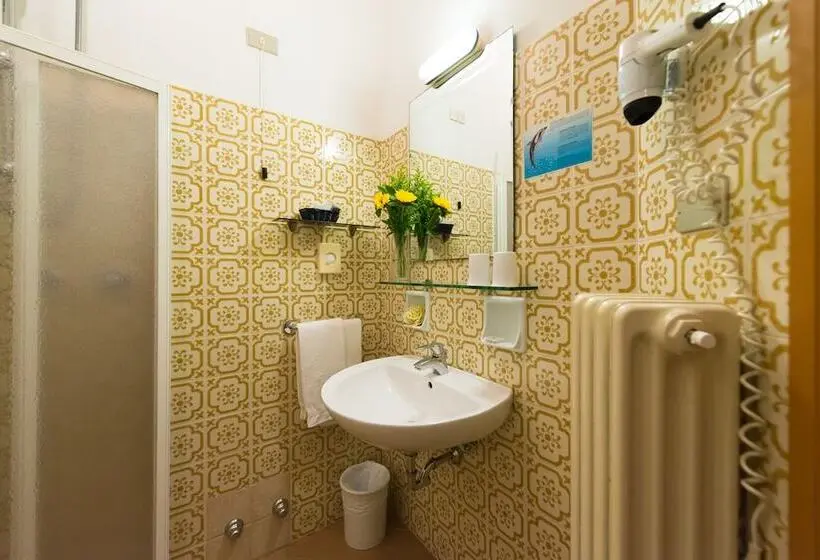 Comfort Kolmen Hengen Huone, Lem Casadei