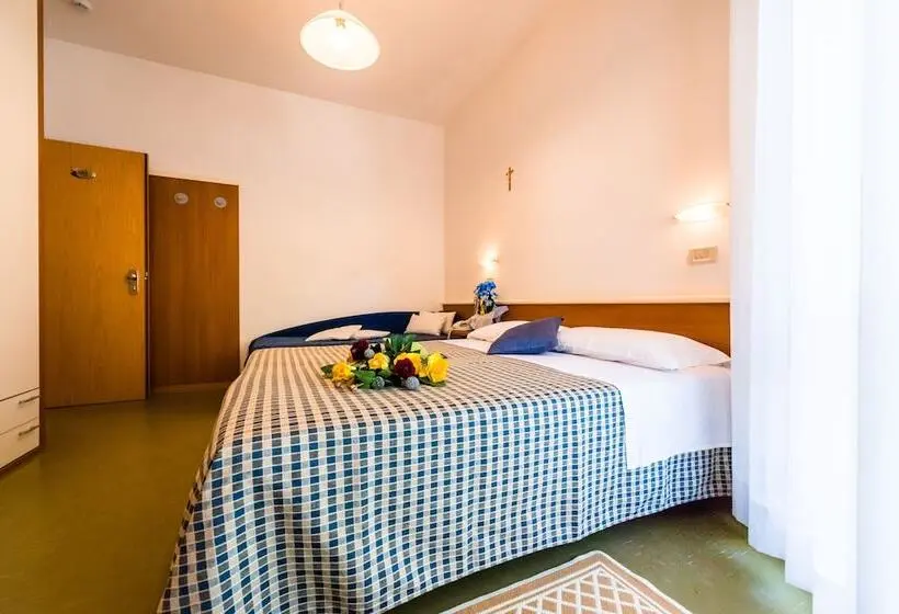 Comfort Kolmen Hengen Huone, Lem Casadei