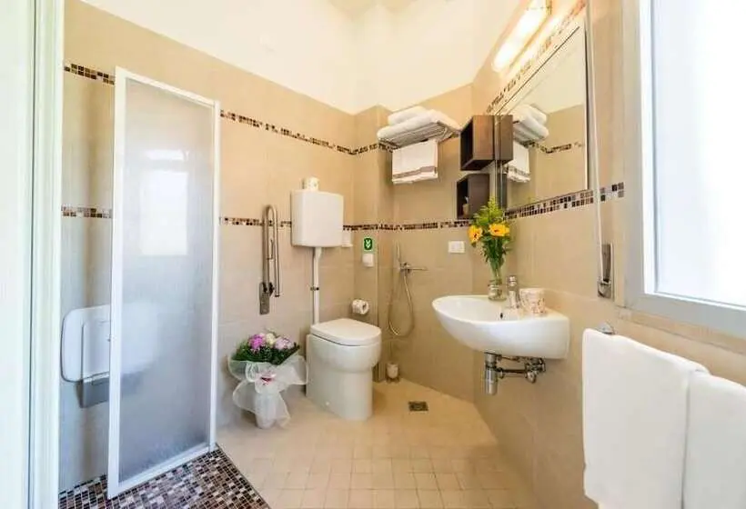 Standard Kolmen Hengen Huone, Lem Casadei