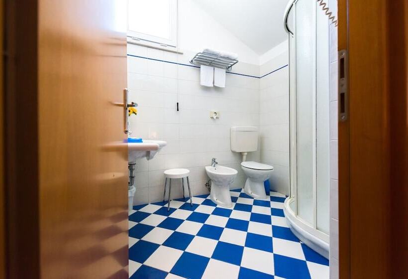 スタンダード４人部屋, Lem Casadei