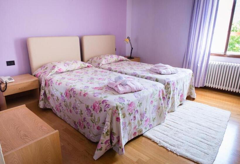 Номер Стандарт Четырехместный Совместный Санузел, Locanda Solagna