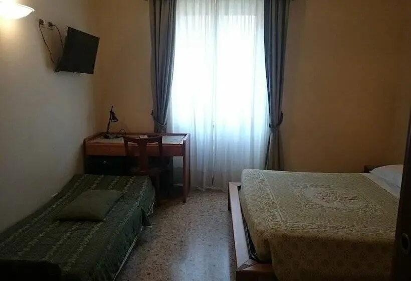 Standard Kolmen Hengen Huone, Pescetto