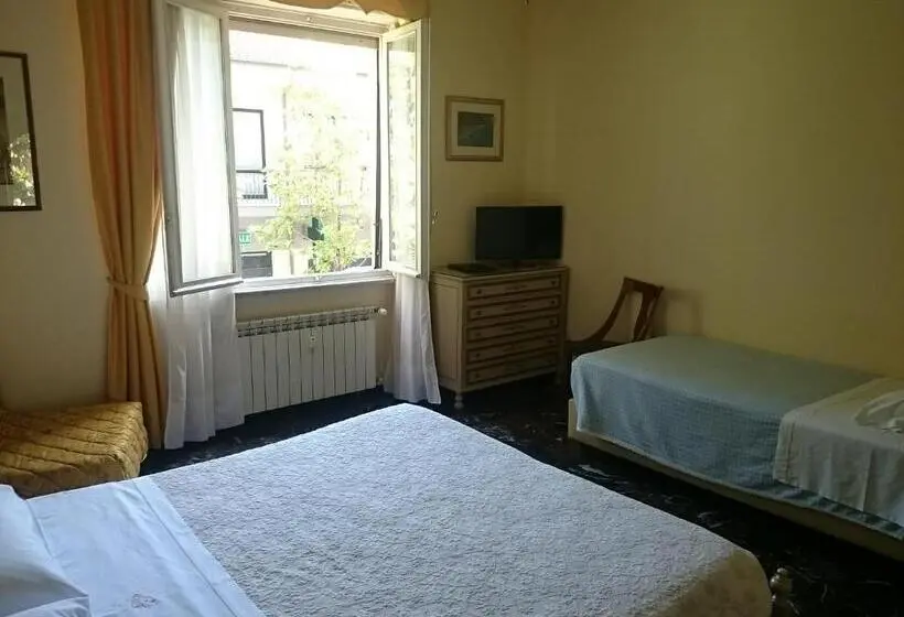 Standard Kolmen Hengen Huone, Pescetto