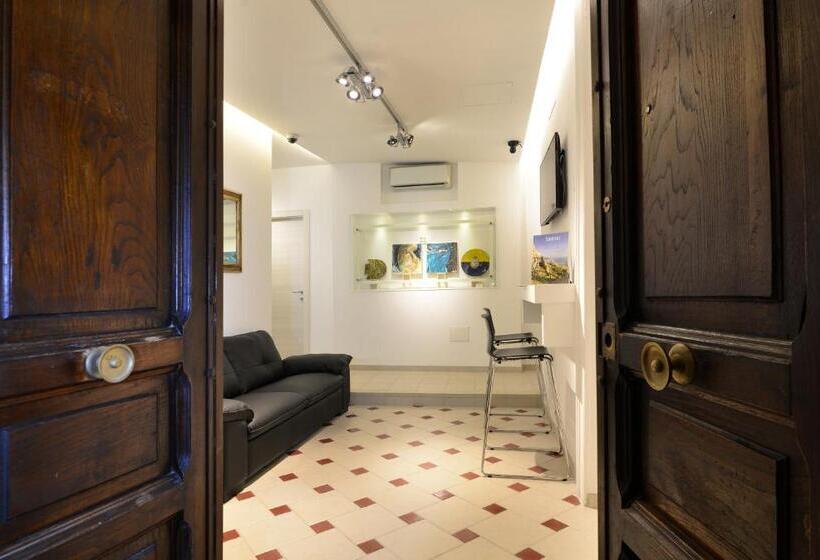 اتاق لوکس با بالکن, Santi E Saraceni Rooms