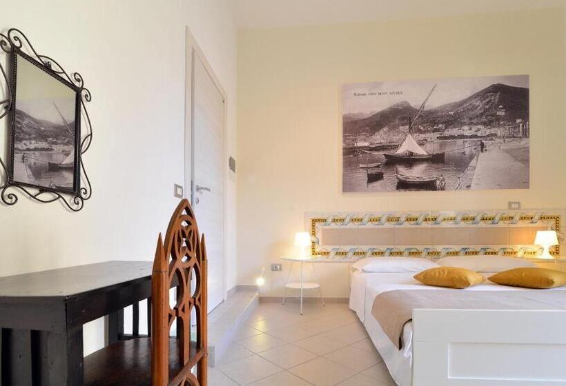 اتاق لوکس با بالکن, Santi E Saraceni Rooms