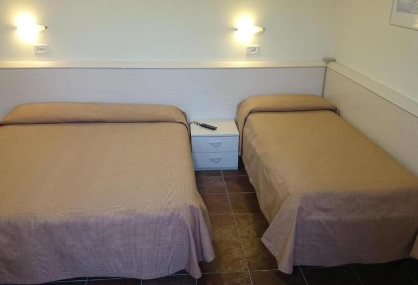 带阳台的三人标准间, Beaurivage