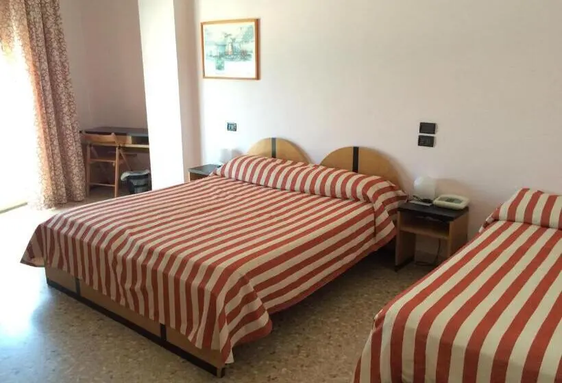 Habitación Triple Estándar Vista Mar, Marcelli