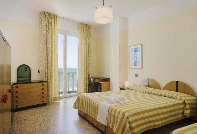 Habitación Triple Estándar Vista Mar, Marcelli