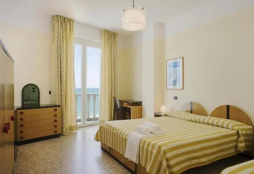 Habitación Triple Estándar Vista Mar, Marcelli