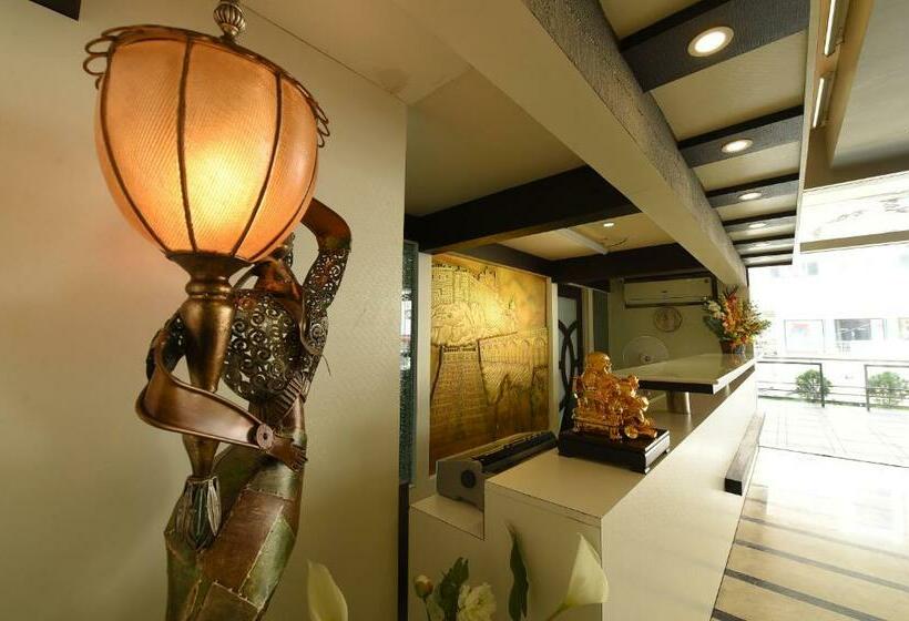 اتاق لوکس, Mayas Kem Pride