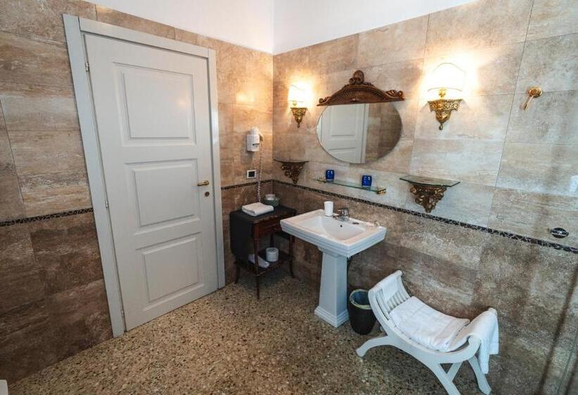 سوییت با چشم‌انداز باغ, Villa Noctis