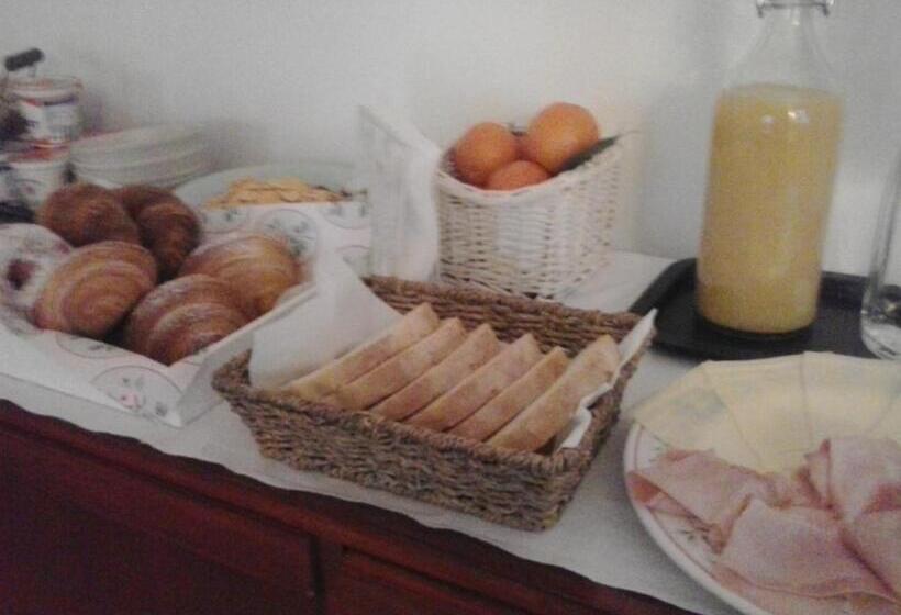 标准三人间, Dragonfly B&b