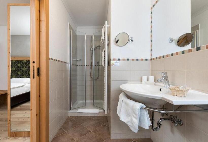 חדר סטנדרט, Christian