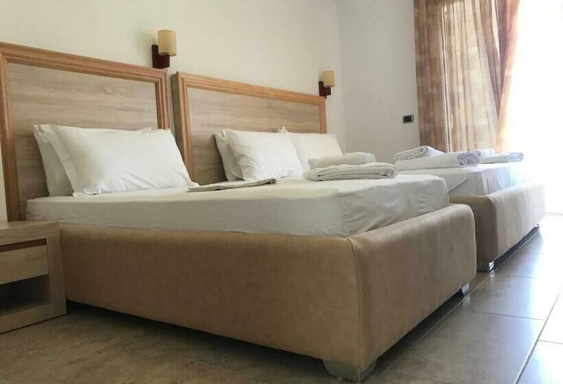 اتاق لوکس با بالکن و چشم‌انداز دریا, Greccia