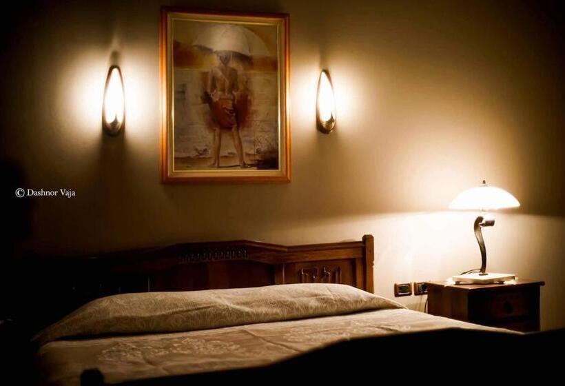 غرفة قياسية ثلاثية, Real Scampis