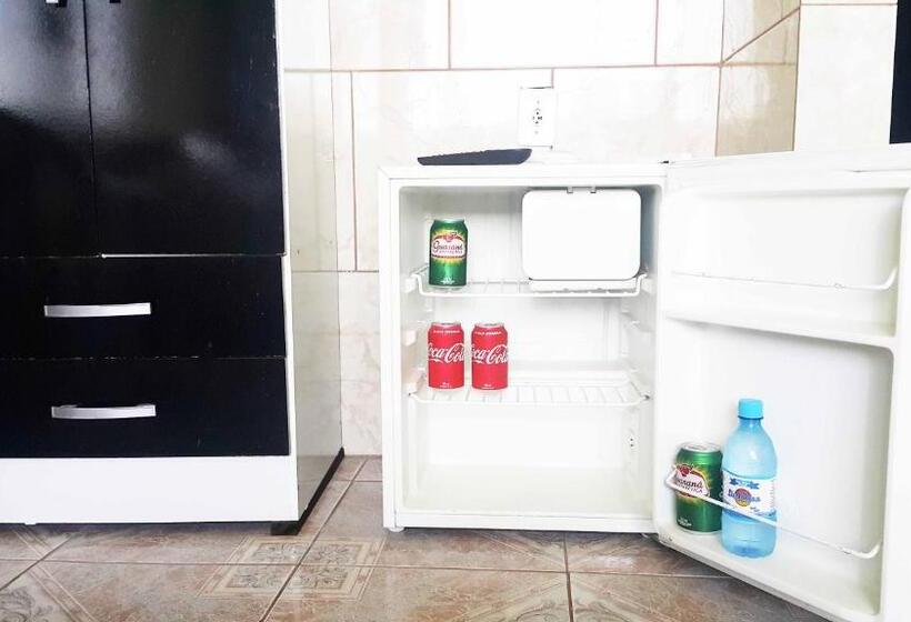 חדר סטנדרט, Yves