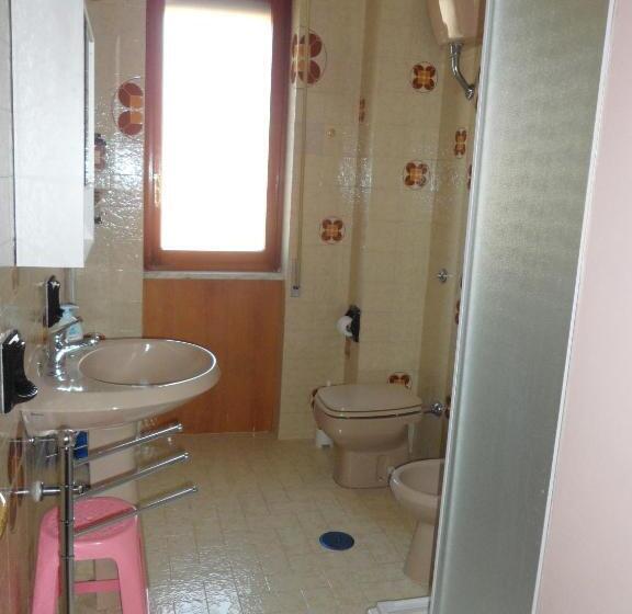 اتاق استاندارد سه تخته با سرویس بهداشتی مشترک, B&b A Casa Dei Nonni