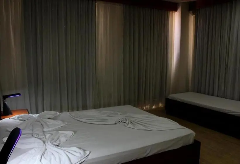スタンダード4人部屋, Geneviee Palace