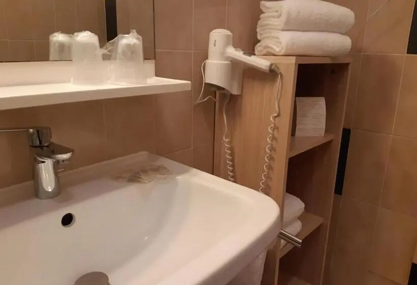 Standard Kolmen Hengen Huone Puutarhanäkymä, Hôtel Beach