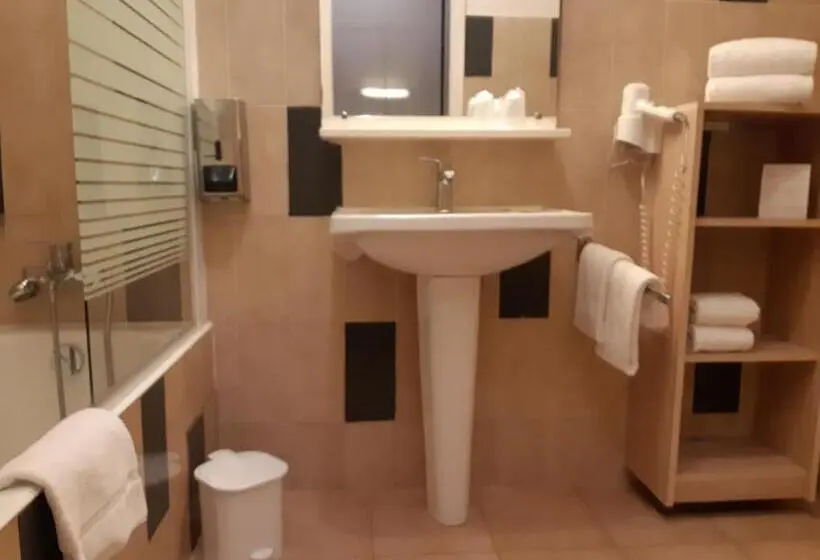 Standard Kolmen Hengen Huone Puutarhanäkymä, Hôtel Beach