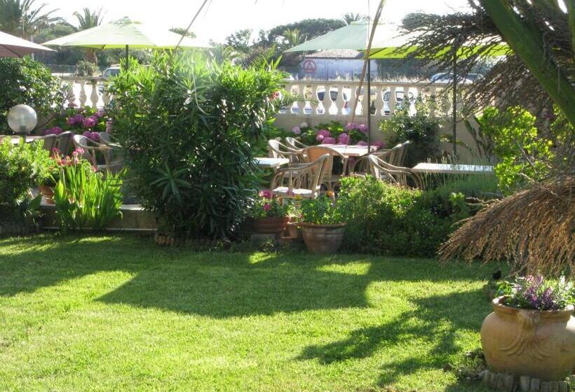 Трехместный Номер Стандарт Вид на Сад, Hôtel Beach