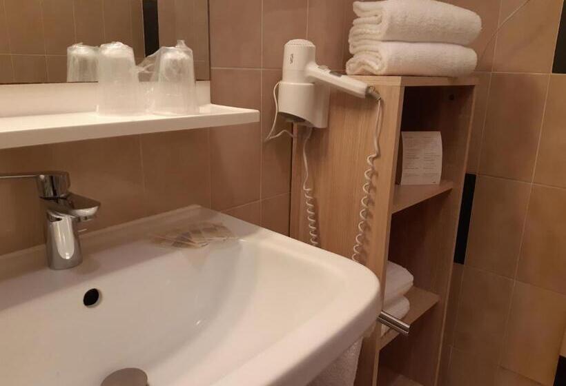 Четырехместный Номер Стандарт, Hôtel Beach