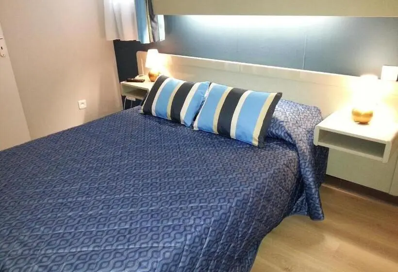 Standard Neljän Hengen Huone Merinäkymä, Hôtel Beach