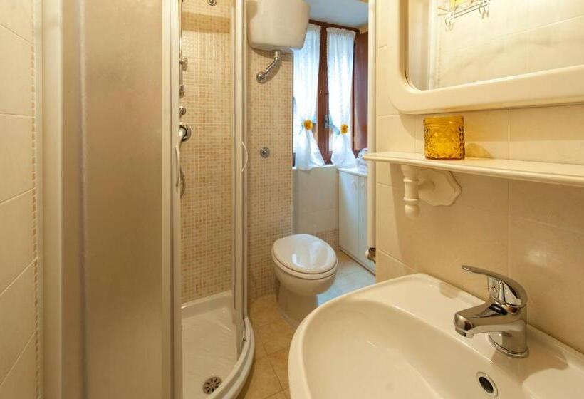 غرفة قياسية رباعية مزودة بشُرفة, La Casa Dei Nonni B&b