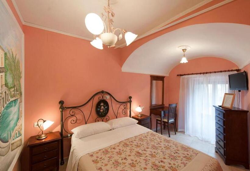 غرفة قياسية رباعية مزودة بشُرفة, La Casa Dei Nonni B&b