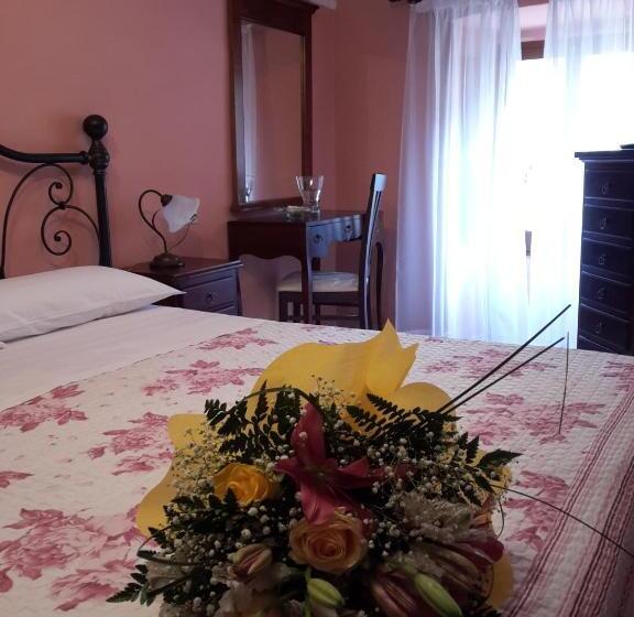 غرفة قياسية رباعية مزودة بشُرفة, La Casa Dei Nonni B&b