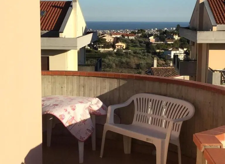 اتاق لوکس با بالکن و چشمانداز دریا, B&b Mirella