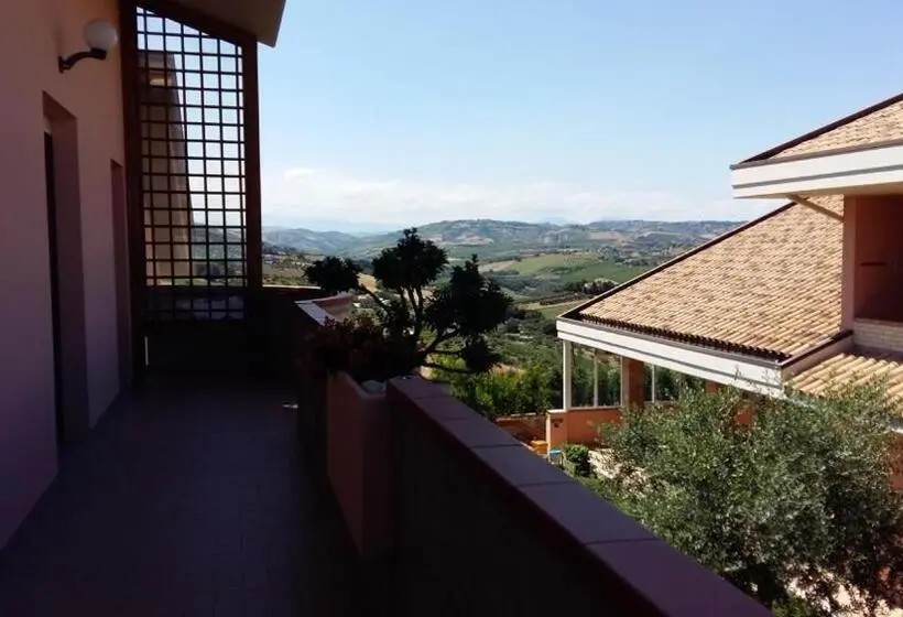 اتاق لوکس با بالکن و چشمانداز دریا, B&b Mirella