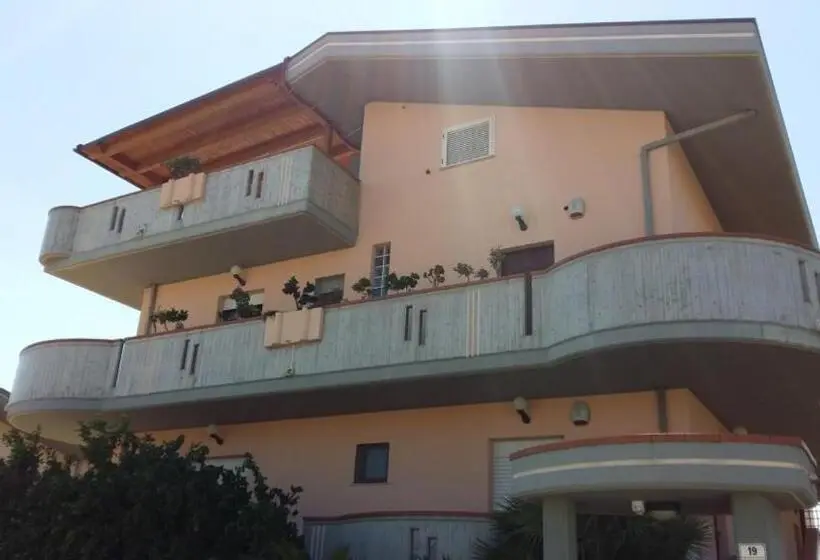 اتاق لوکس با بالکن و چشمانداز دریا, B&b Mirella
