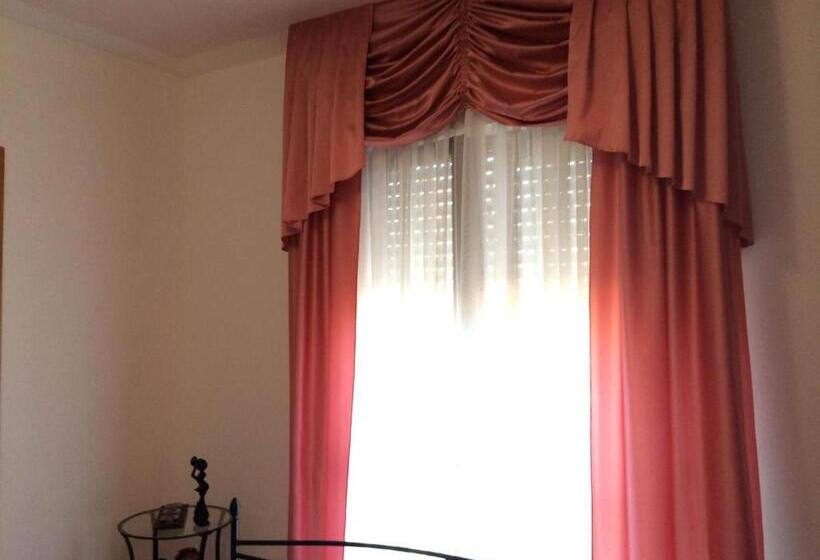 غرفة ديلوكس مطلّة علي البحر مزوَّدة بشُرفة, B&b Mirella