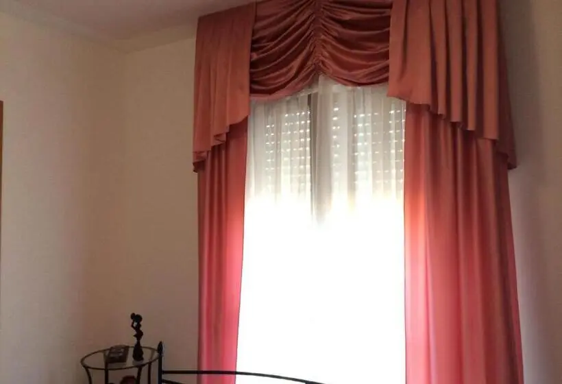 اتاق لوکس با بالکن و چشمانداز دریا, B&b Mirella