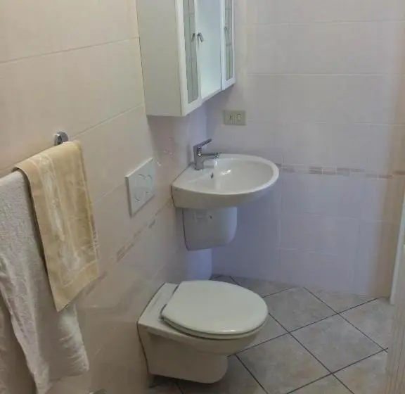 اتاق لوکس با بالکن و چشمانداز دریا, B&b Mirella