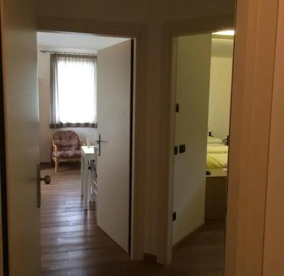 Huoneisto 1 Makuuhuone, Garnì Dal Mozat