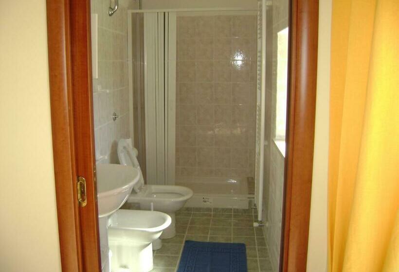 דירת חדר עם טרסה, The Wishing Well