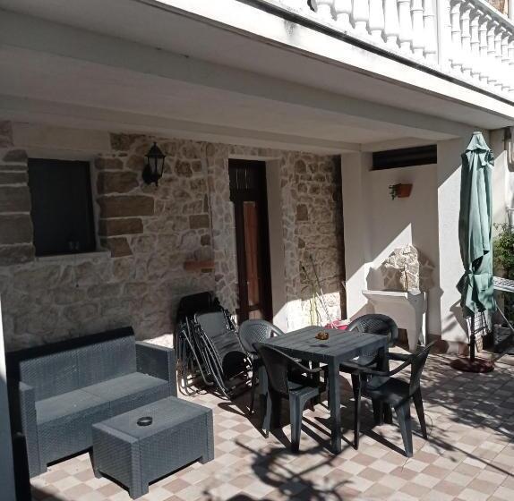 דירת חדר עם טרסה, The Wishing Well