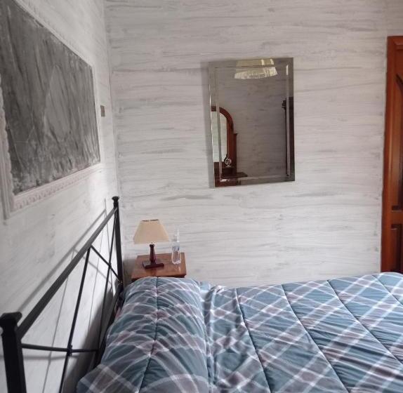 דירת חדר עם טרסה, The Wishing Well