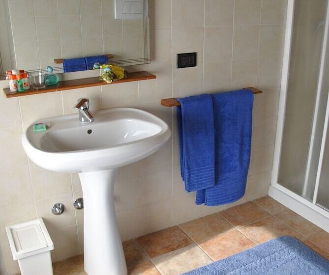 غرفة قياسية ثلاثية حمام مشترك, Bed & Breakfast Gemma