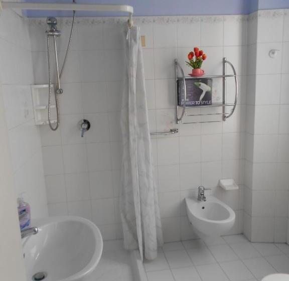 חדר קלאסי לשלושה, Sangalli