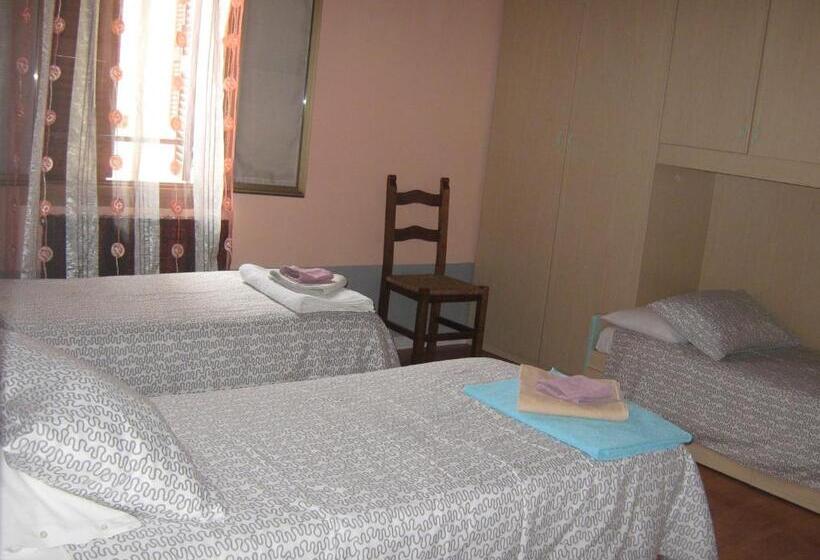 חדר קלאסי לשלושה, Sangalli