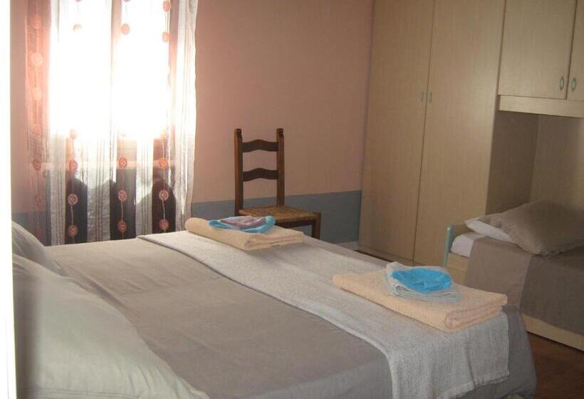 חדר קלאסי לשלושה, Sangalli