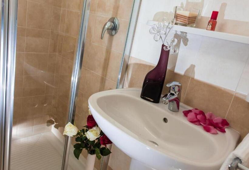 اتاق استاندارد سه تخته با بالکن, Ben Hur