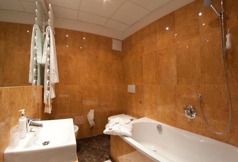 デラックストリプルルーム, Cles