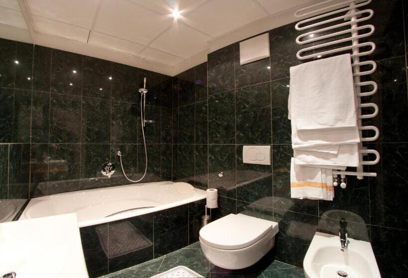 デラックストリプルルーム, Cles