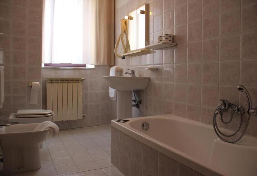 חדר סטנדרט, Demy