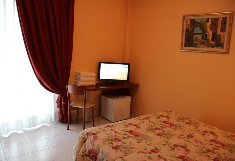 חדר סטנדרט לשלושה, Demy