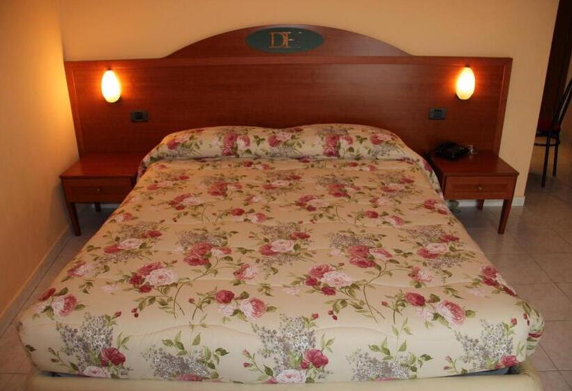 חדר סטנדרט לשלושה, Demy